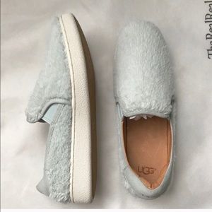 UGG Reiki Slip On .. 7.5 US